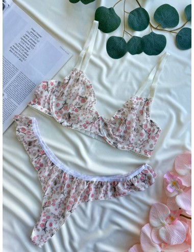 çiçek desenli fırfırlı iç giyim takımı beyaz